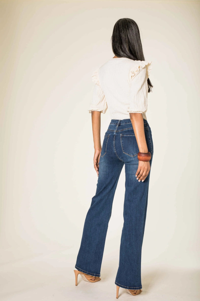 KLARA UTÅTSVÄNGDA JEANS MED KNAPPAR