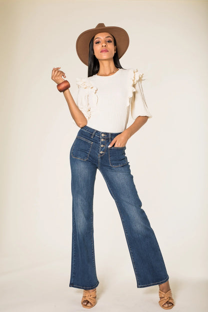 KLARA UTÅTSVÄNGDA JEANS MED KNAPPAR