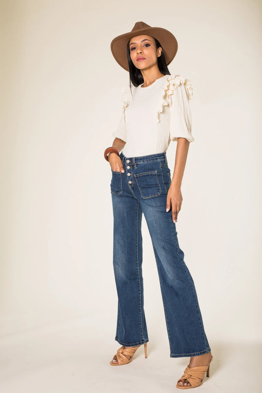KLARA UTÅTSVÄNGDA JEANS MED KNAPPAR