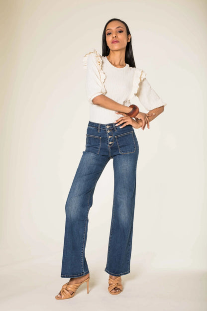 KLARA UTÅTSVÄNGDA JEANS MED KNAPPAR